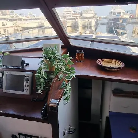 Tekne Spacious And Cozy Boat House In Barcelona Sant Adria de Besos