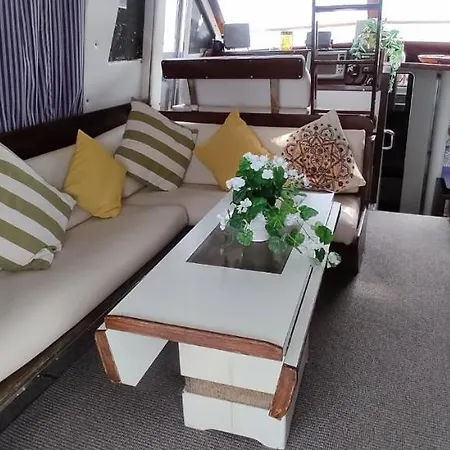 Spacious And Cozy Boat House In Barcelona Tekne *