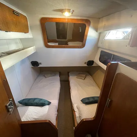 Spacious And Cozy Boat House In Barcelona Båthotell Sant Adrià de Besòs