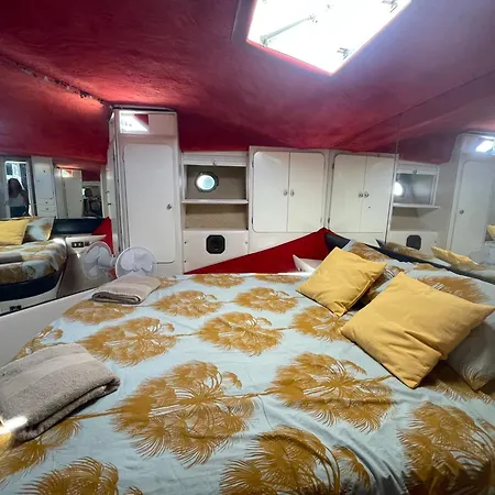 Spacious And Cozy Boat House In Barcelona Båthotell